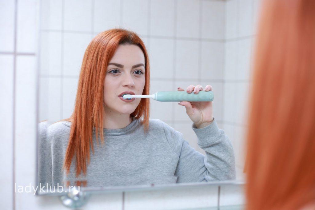 регулярное использование зубной щетки позволяет очистить зубы от налета