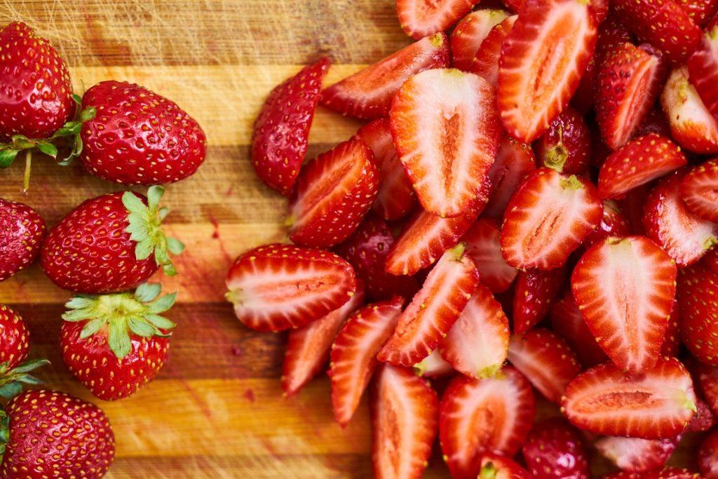 Полезная маска из клубники для кожи лица