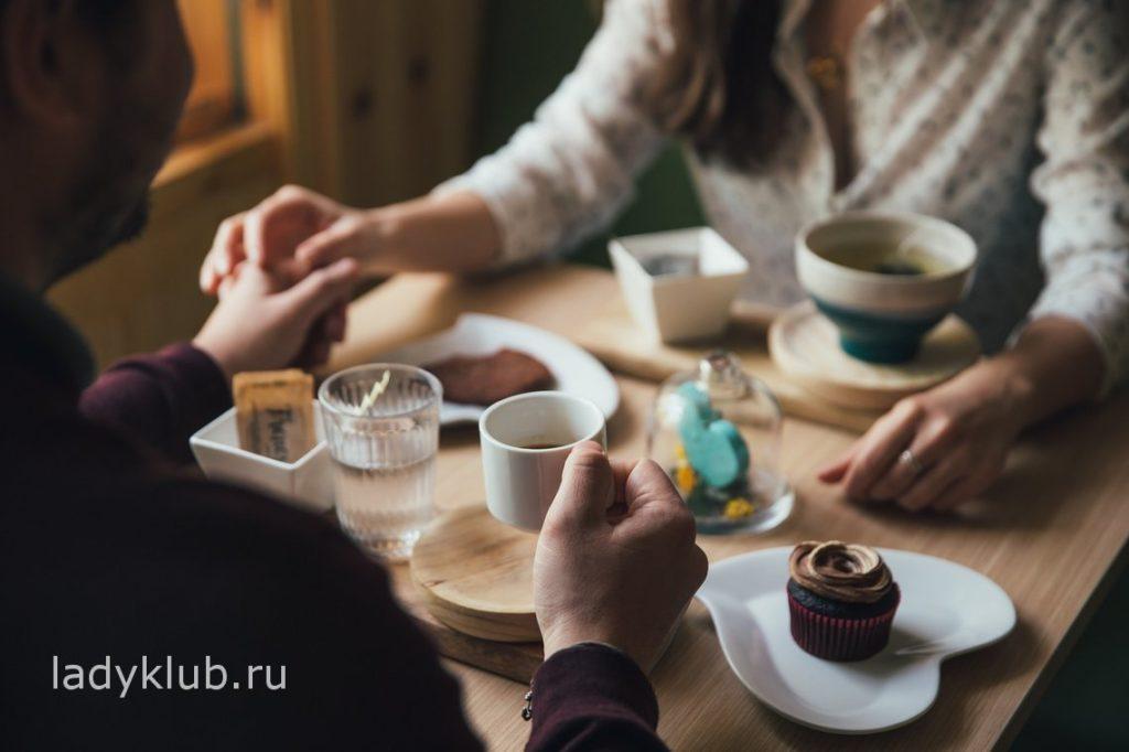 Выпить чашку чая в столовой или кафе с девушкой